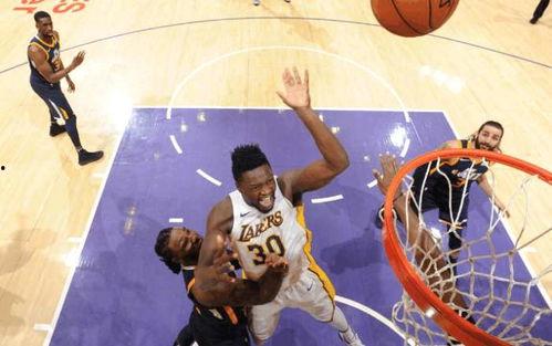 詹蜜季后赛吃瓜,笑料百出，精彩纷呈