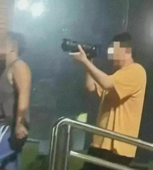 吃瓜被情侣砸瓜的视频,情侣砸瓜吃瓜视频引发热议