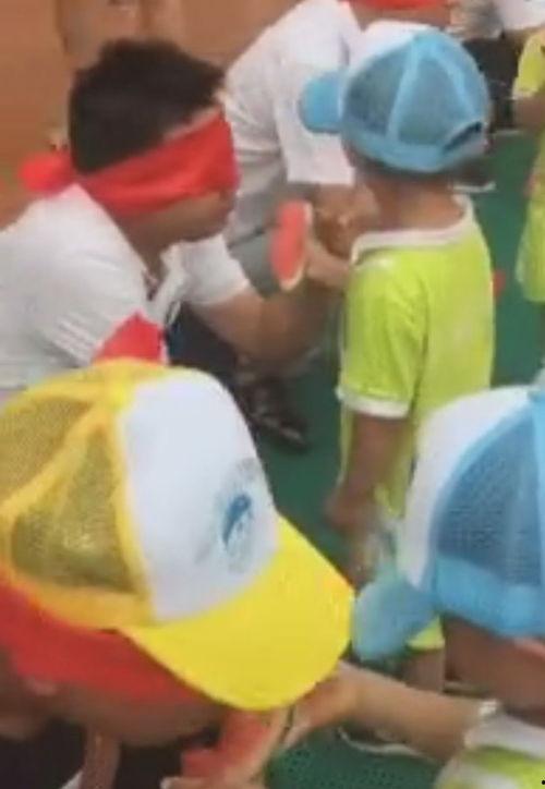 小孩滑倒喂爸爸吃瓜