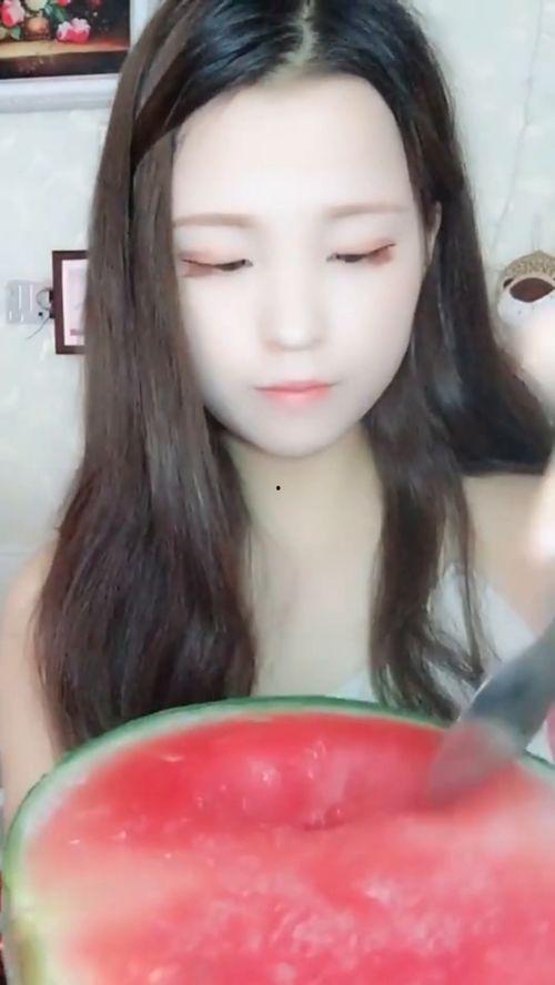 眼镜小姐姐吃瓜,眼镜小姐姐的瓜田奇遇记