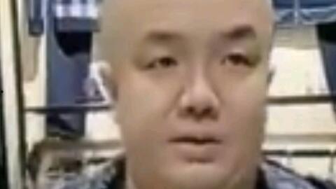 无聊的吃瓜少年